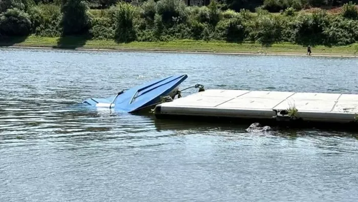 Evezős gyerekek mentésére szolgáló csónak süllyedt el