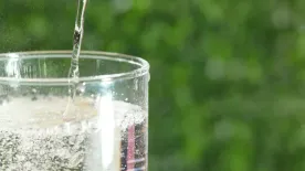Most végre tiszta vizet öntünk a pohárba – Egészséges vagy káros a szénsavas víz?