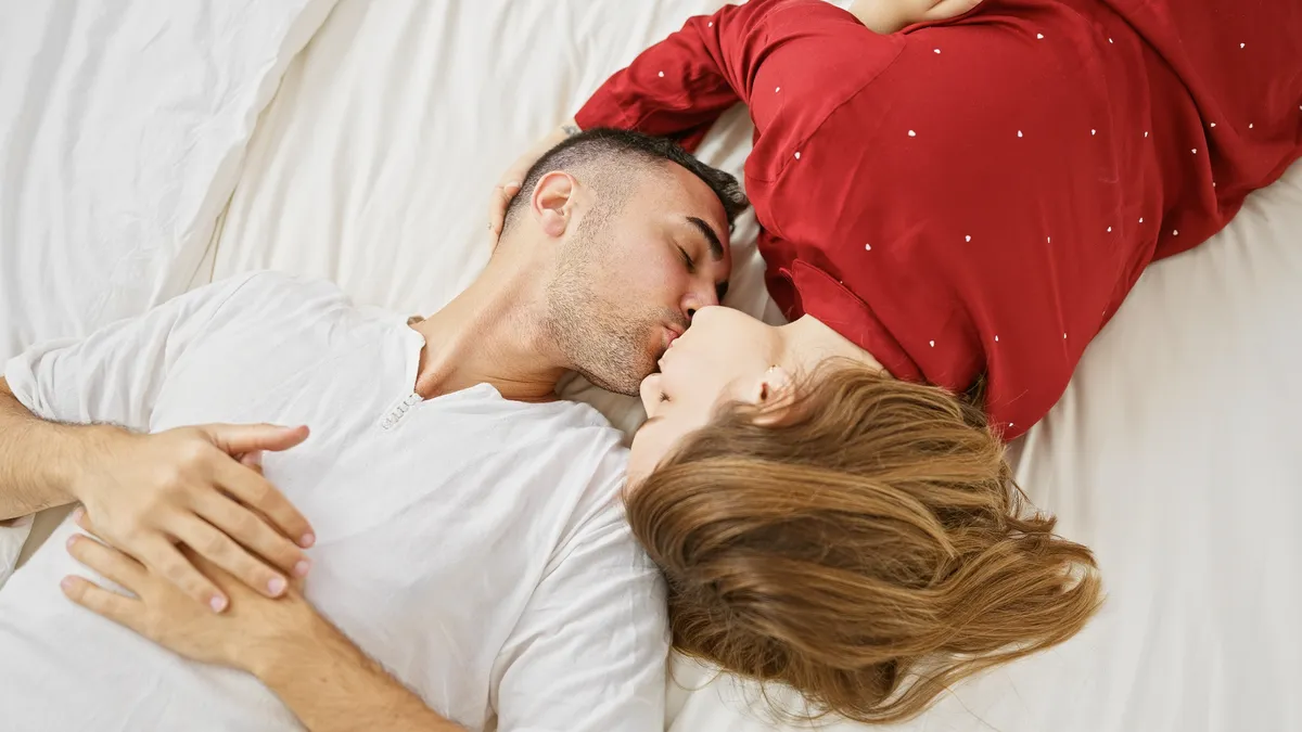 menstruáció, együttlét, pár ágyban fekszik