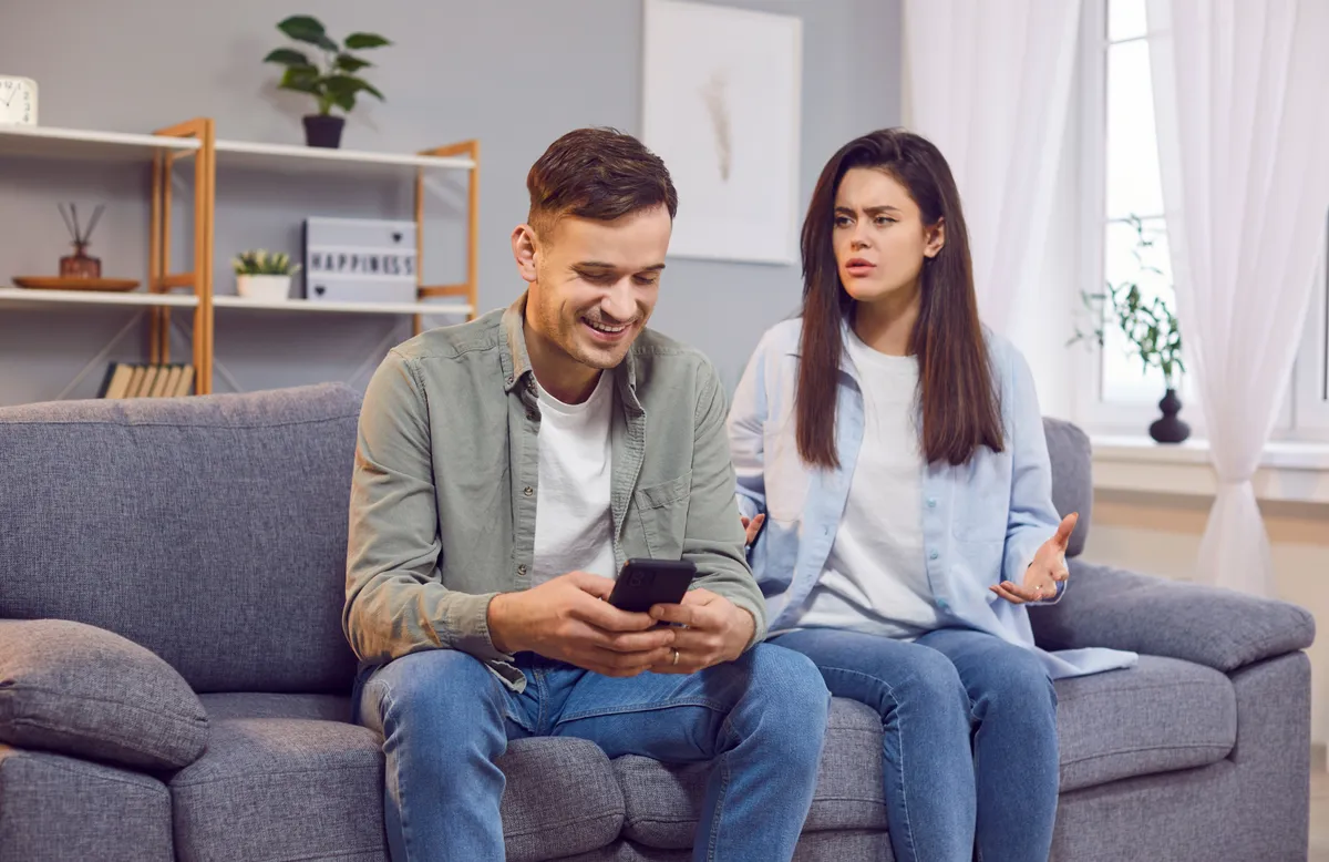 online flört, megcsalás, párkapcsolat, veszekedés, konfliktus, telefonfüggő,