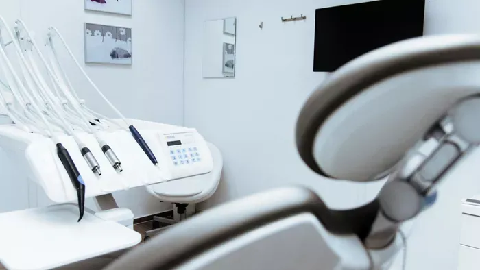 Cipőfűzővel szedte ki rossz fogát egy férfi, rossz vége lett