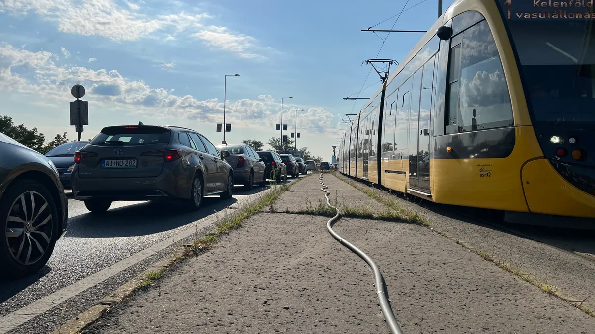 Nem lesz könnyű az autósoknak: a forgalmirend változás miatt hosszabb, megnövekedett menetidőre kell számítani az Árpád hídon