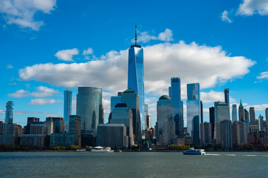 New York új jelképe, a tragikus sorsú World Trade Center ikertornyainak helyén épült One World Trade Center 541 méter magasra emelkedik a Manhattan-i égbolt fölé.