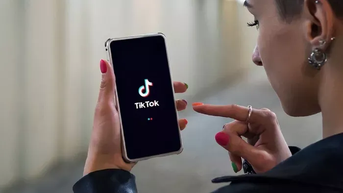 Szigorít a TikTok: sokkal nehezebb lesz élőzni