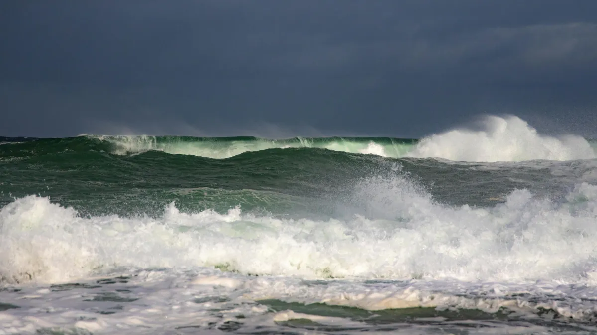 alt=A hirtelen lecsapó cunami rémületet keltett a strandolók körében