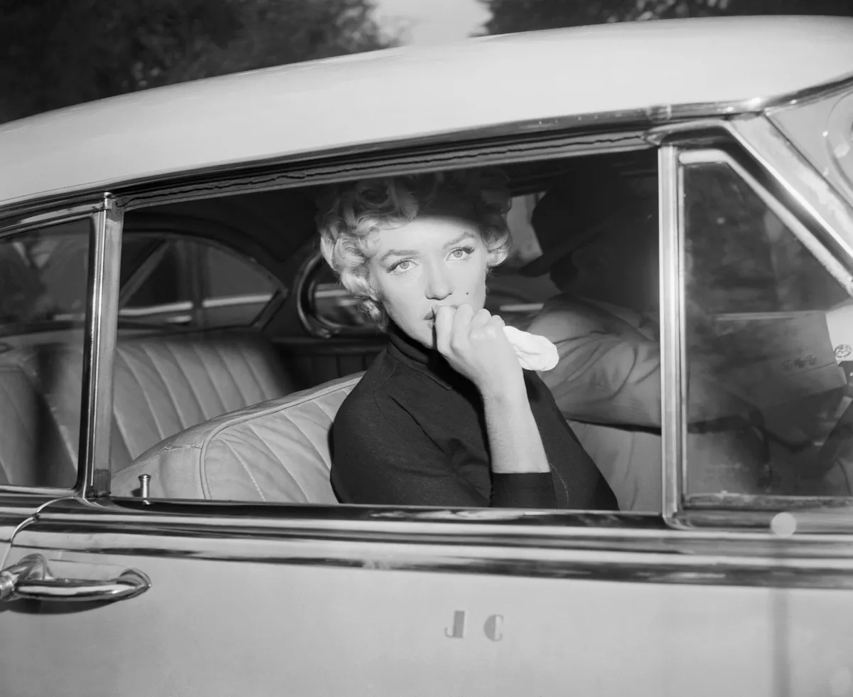 A mentális betegséggel küzdő Marilyn Monroe egy autóban