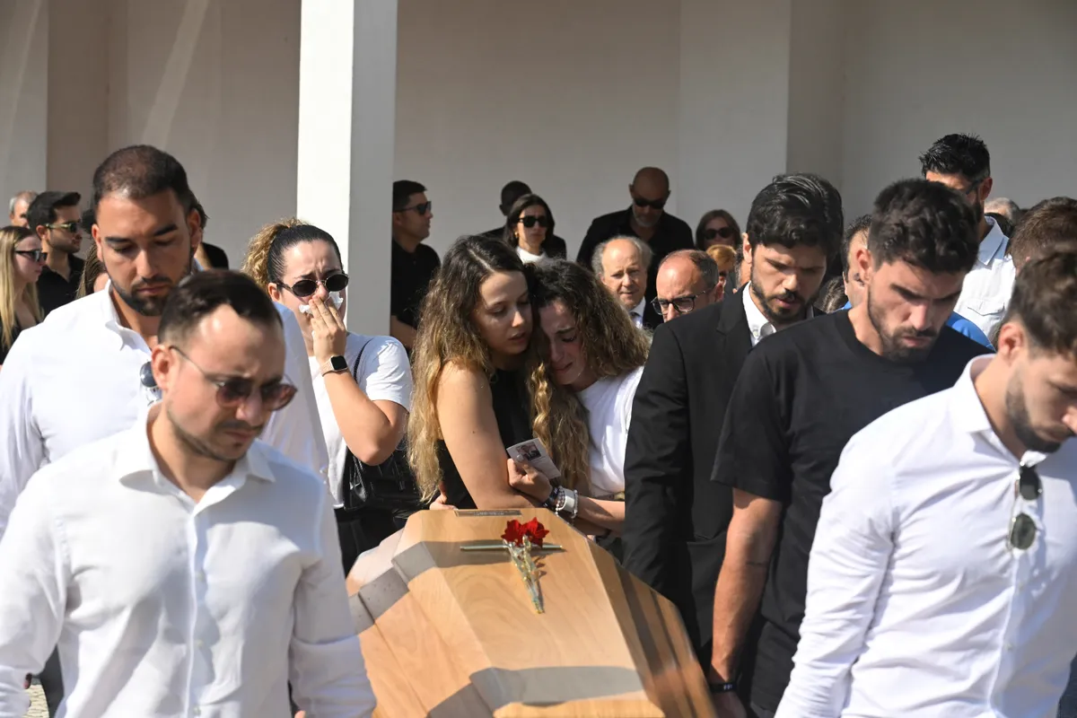 Diogo Jota koporsója mögött a három kisgyereküket otthon hagyott özvegyét, a 13 napja feleségül vett Rutét (jobbra) vigasztalják