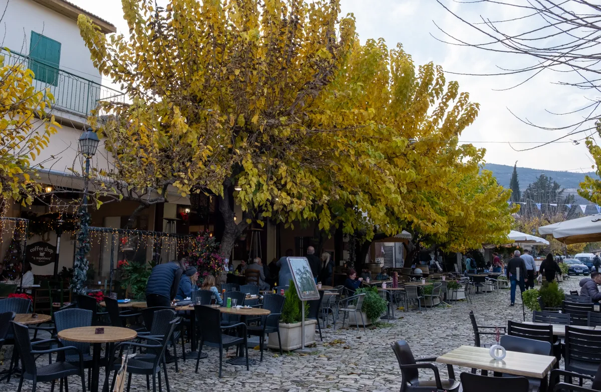 Ciprus, Omodos, utca tavernákkal