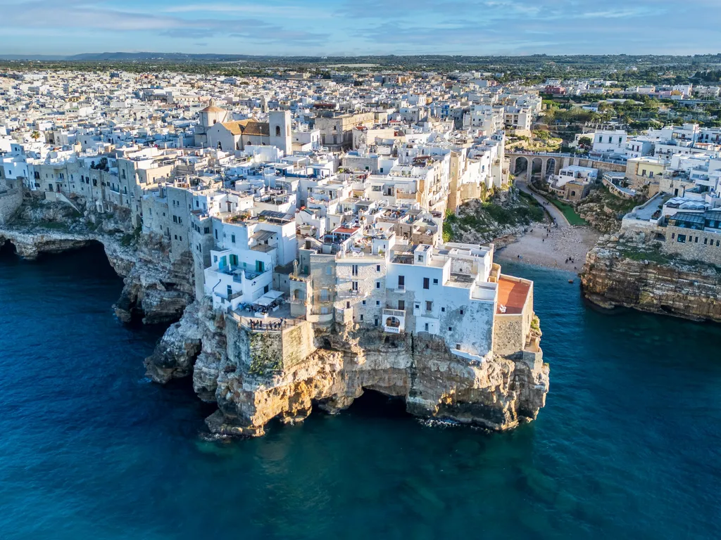 Az Adriai-tengerre néző szikla szélén megbújó, festői Polignano a Mare Puglia régiójában található. Fehérre meszelt épületei, kristálytiszta vize és drámai tengeri barlangjai népszerű hellyé teszik a strandolás szerelmesei és a kalandorok körében.