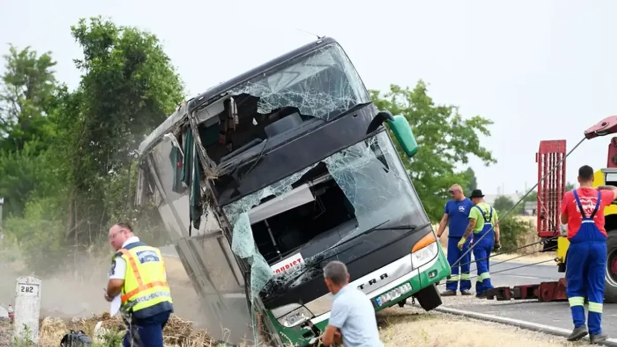 Megjöttek a friss adatok: 11 gyerek sérült meg a kunszentmártoni buszbalesetben
