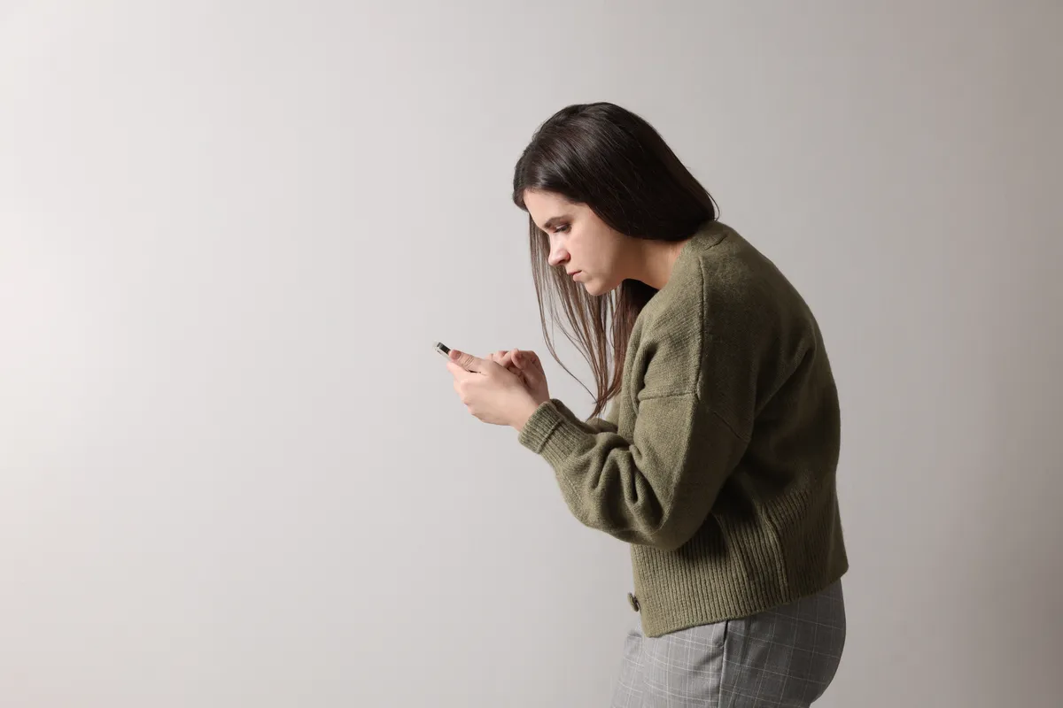 toka, nő, rossz testtarás, telefon, telefonozás