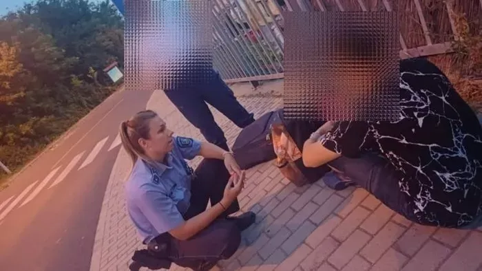 Rendőrök mentették meg a síneken gyalogló férfit