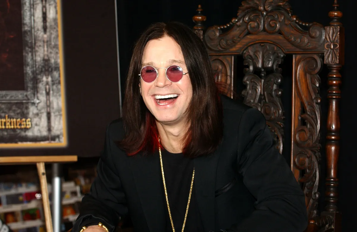 alt=Ozzy Osbourne, a Black Sabbath énekese 76 évesen korában, 2025. július 22-ln huny el családja körében