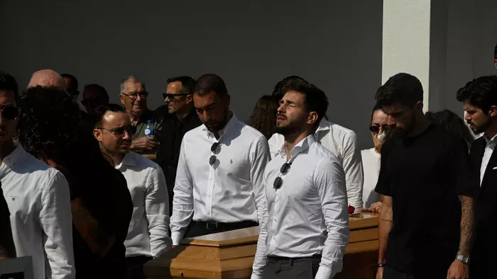 Megszakad a szív: zokogva viszik társai Diogo Jota koporsóját