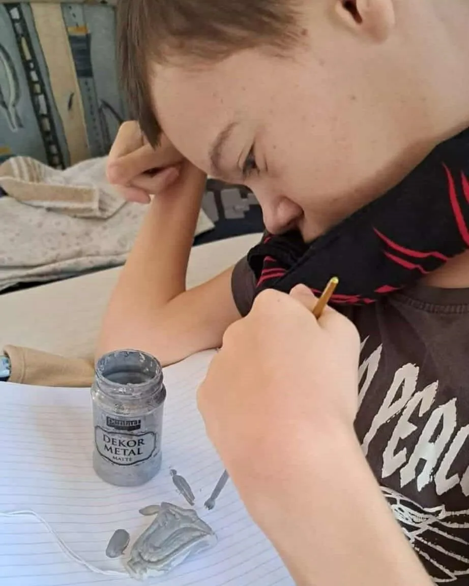 Mágnes festéssel gyűjt Ricsi az álomnyaralásra.