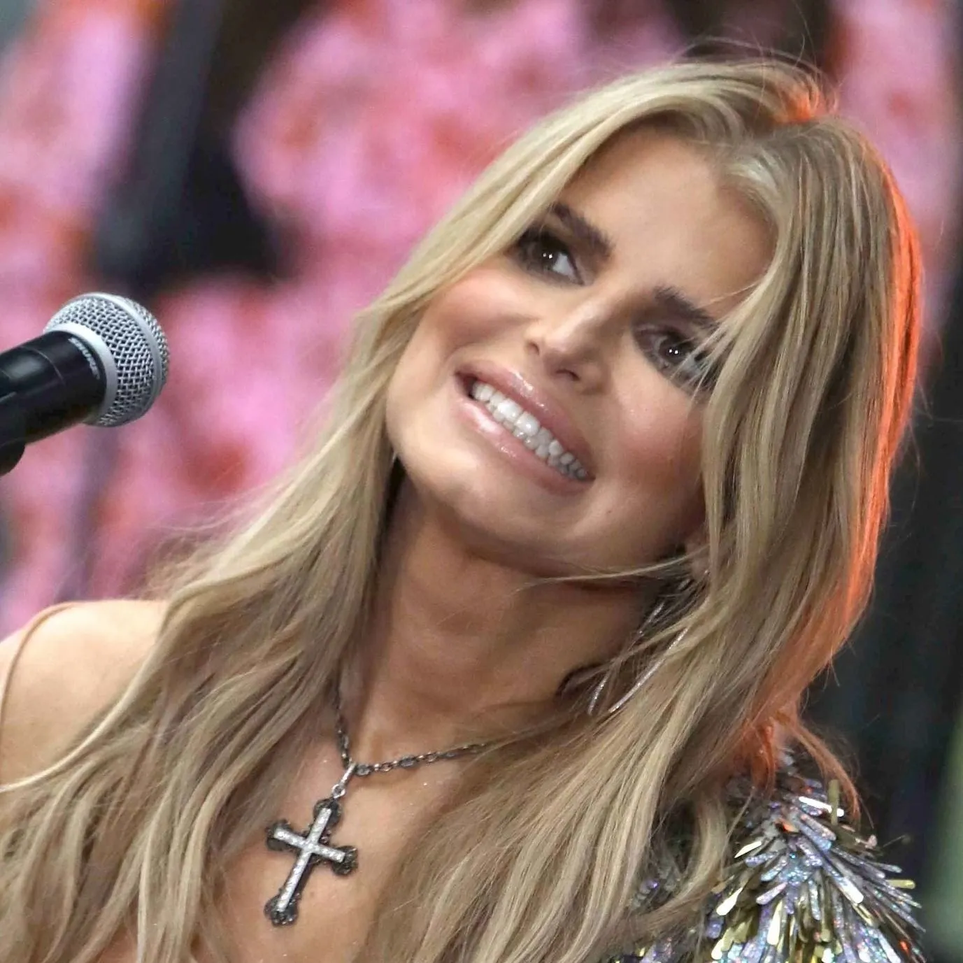 Jessica Simpson bepisilt a színpadon