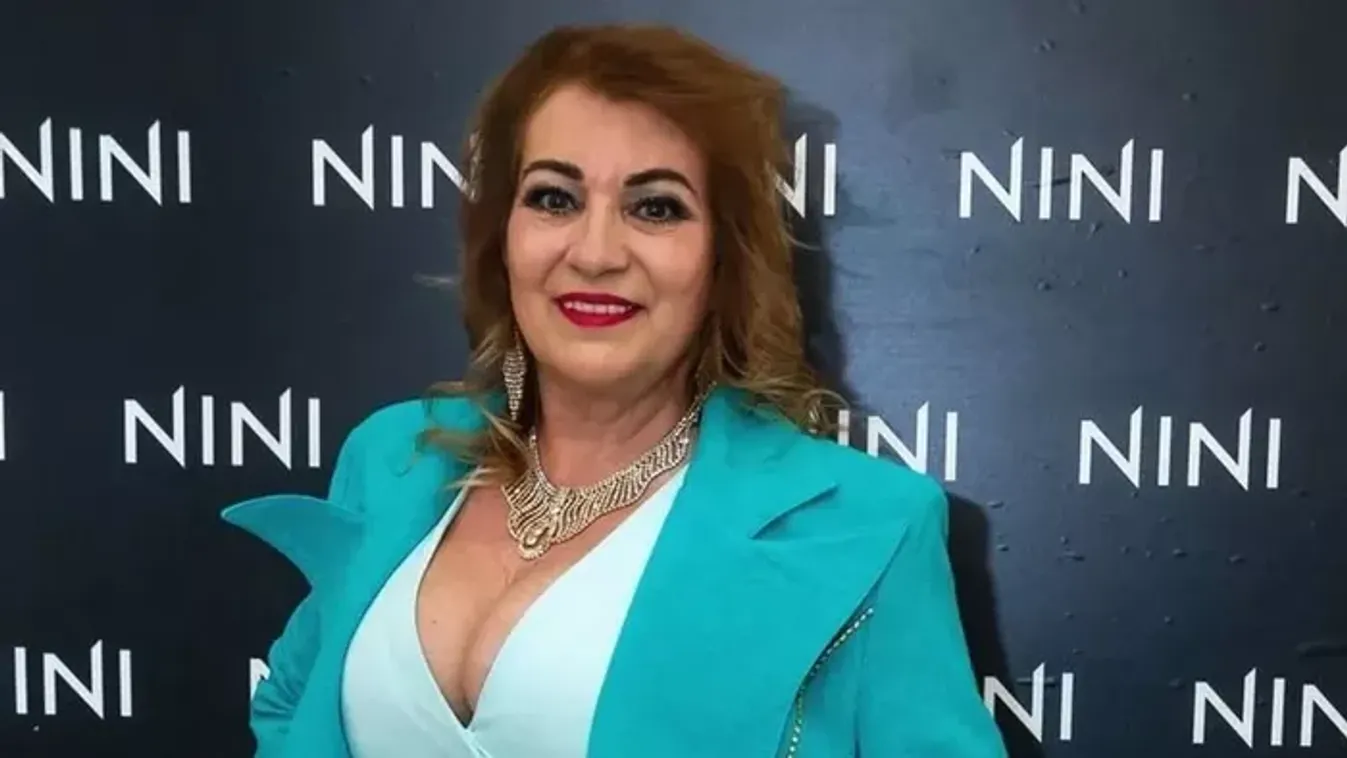 "Az istennő újra villant" - Kiszel Tünde tengerkék bikinijében pozólt a kameráknak