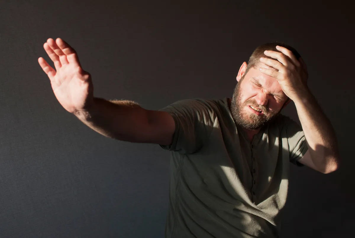 Férfi fél a napfénytől