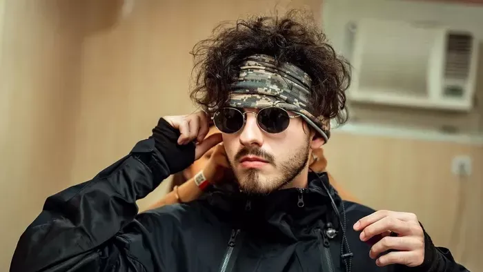 Országos a felháborodás Azahriah posztja miatt
