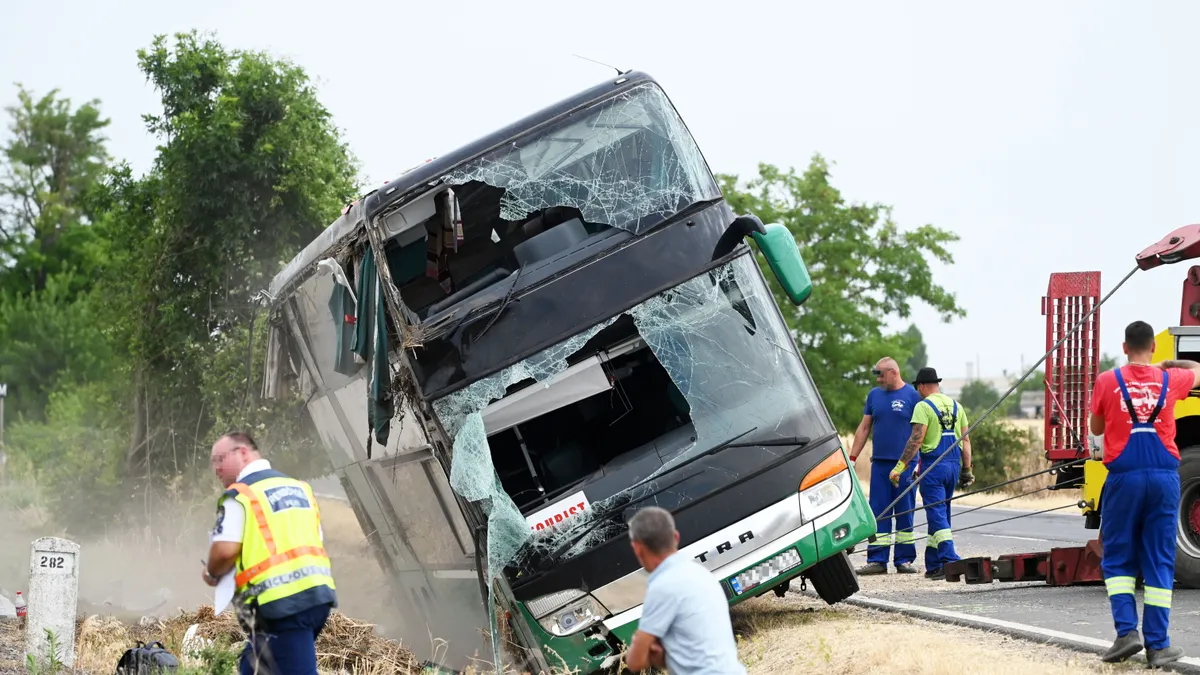 Fotókon a vasárnap hajnali buszbaleset, Győrfi Pál megrázó híreket közölt