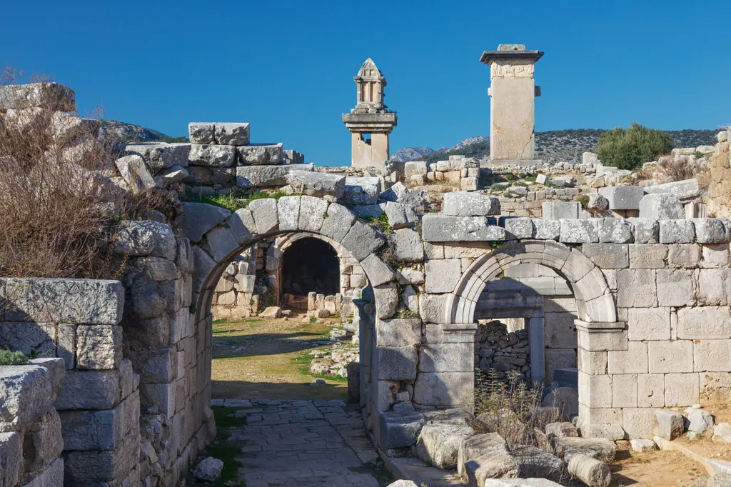 Xanthos és Letoon, két szomszédos lükiai világörökségi helyszín: az egyik egy hősi város, a másik szentélyek és templomok nyugalmas völgye, ahol a természet lassan visszahódítja a köveket.