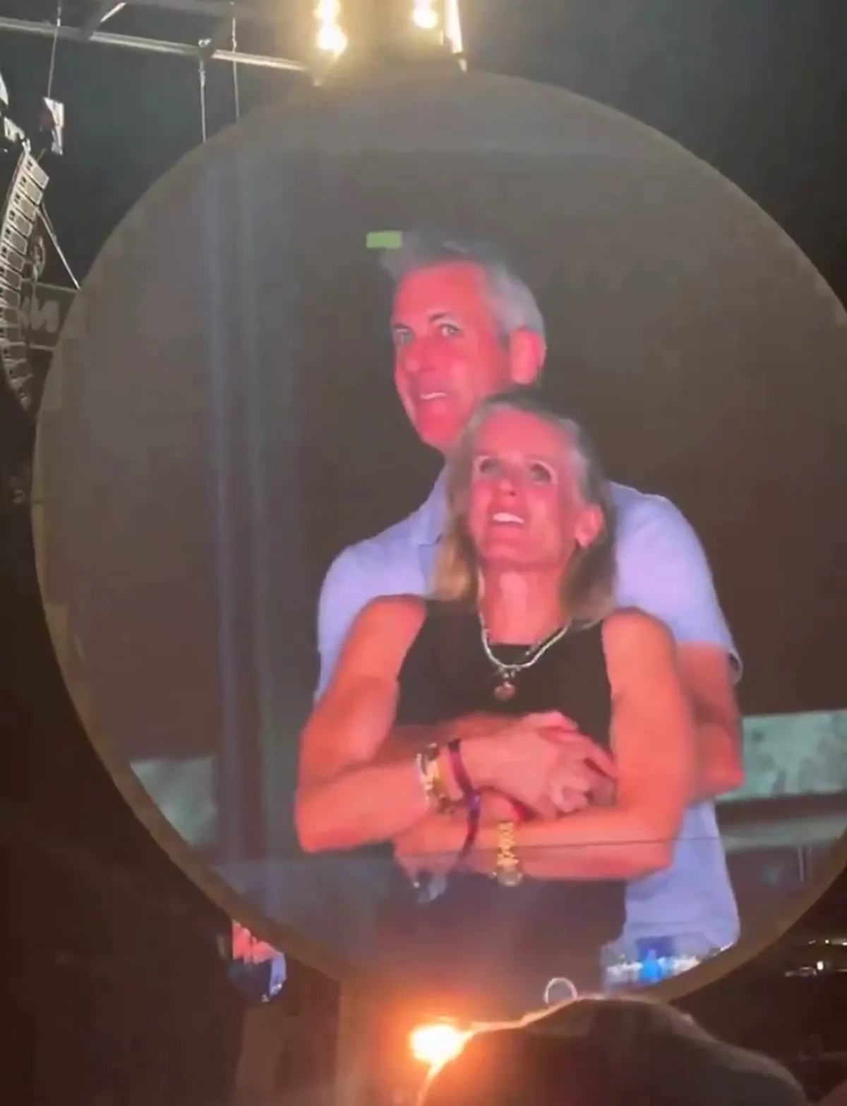 Coldplay koncerten készült csókkamerás felvétel vírusként terjedt el az interneten