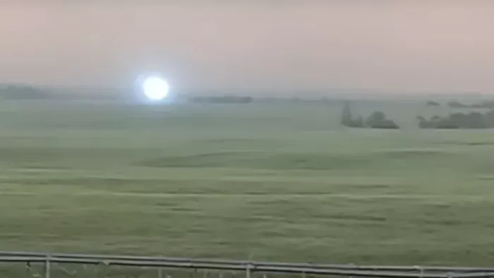 Videó: Kék színű gömbvillámot filmezett le egy házaspár