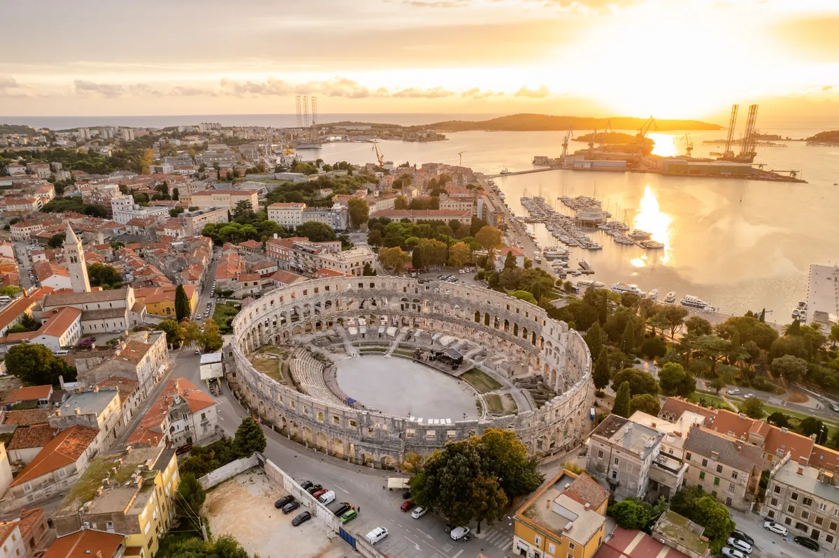Pula, Horvátország, amfiteátrum, tenger, naplemente