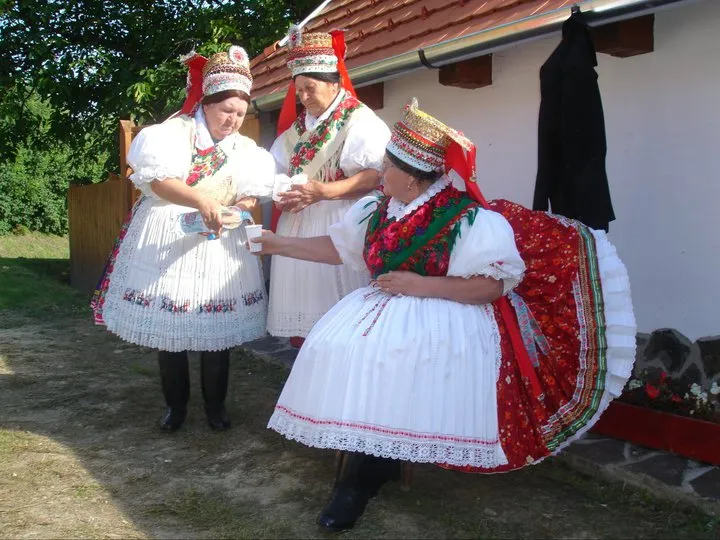 Palócföld, kazári népviseletbe öltözött asszonyok