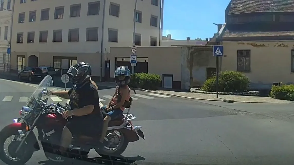 Gyermeket vitt a motoron 