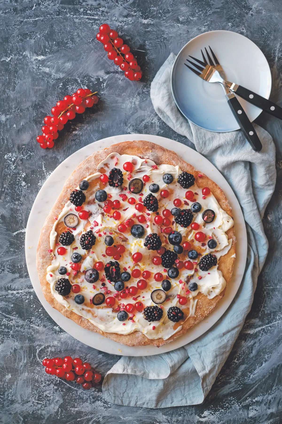 Házi pizza citromos mascarponével és gyümölcsökkel
