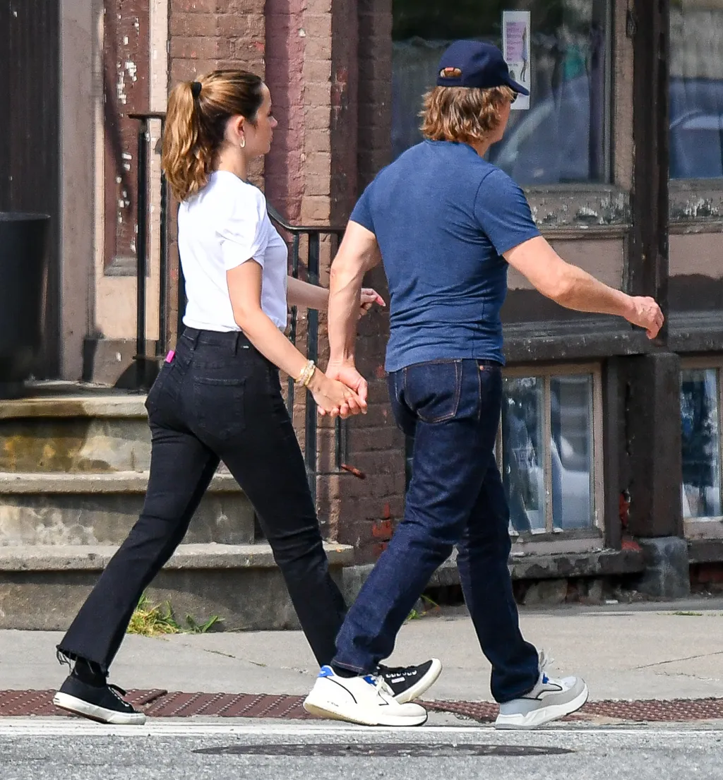 07/27/2025 PREMIUM EXCLUSIVE: Tom Cruise and Ana de Armas appear to confirm romantic relationship on weekend get-a-way in Vermont. The 63 year old actor and the 37 year old actress held hands while strolling the picturesque downtown to visit a few shops a
