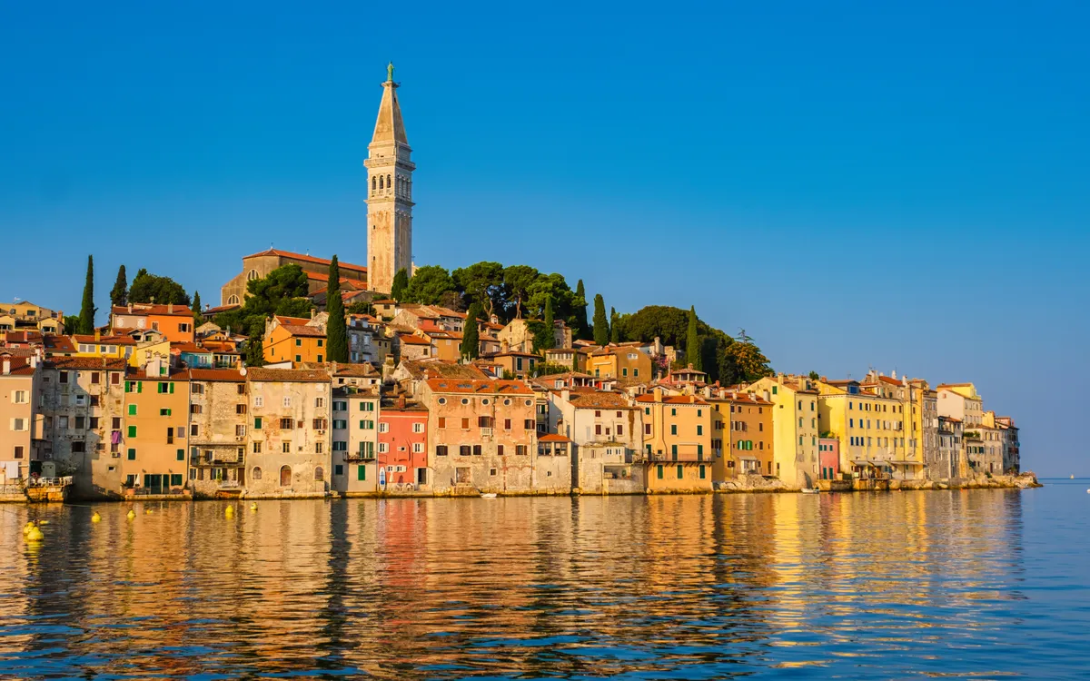 The,Picturesque,Rovinj,Croatia,Coastline,Showcases,Colorful,Houses,Reflecting,In