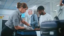 5 ártatlan dolog, amiért a vámosok börtönbe juttatnak – és amire nem is gondolnál