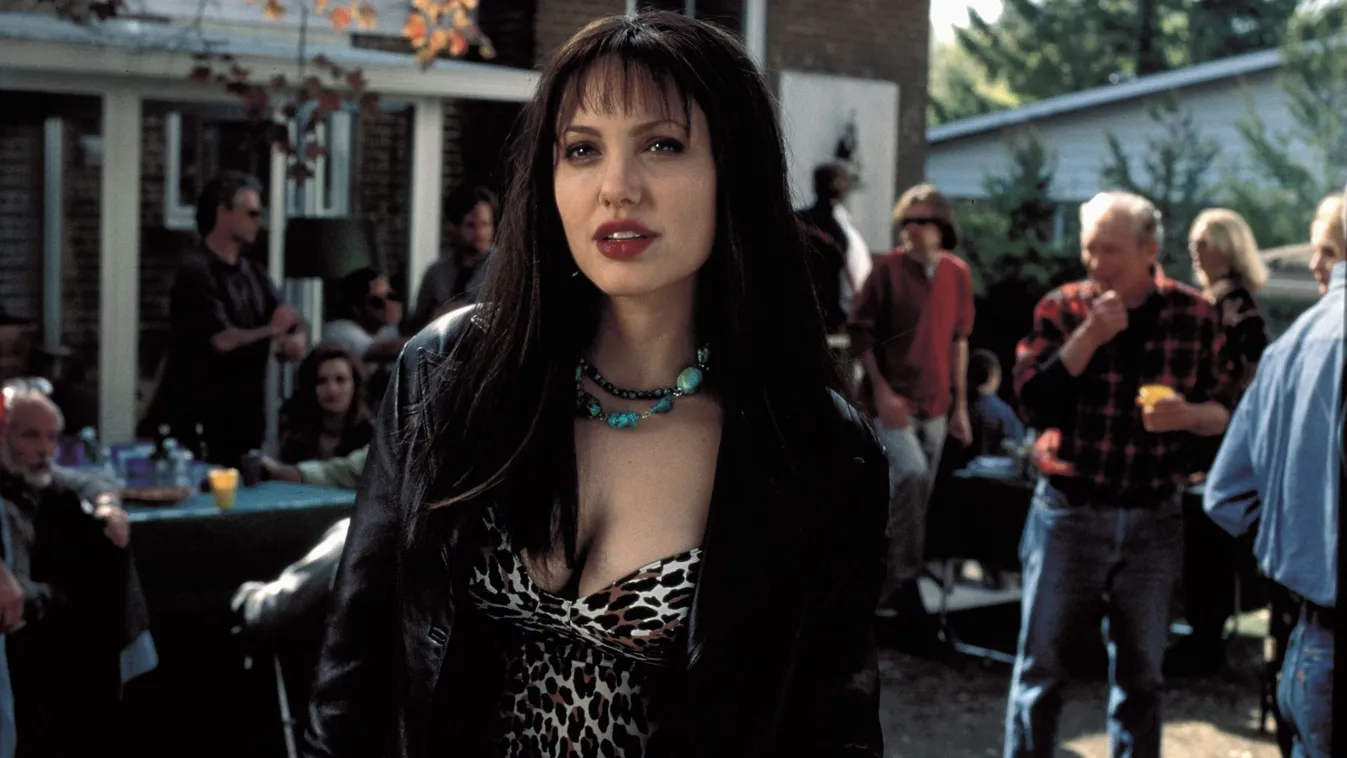 Amikor a Rolling Stones alkalmazta Angelina Jolie-t: sztárok, akik híres zenekarok klipjeiben szerepeltek