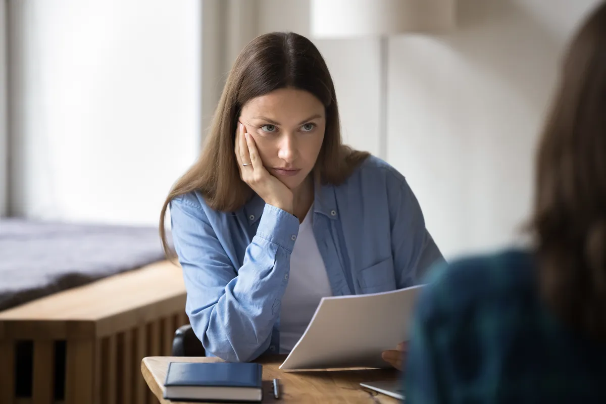 interjú, fiatal nő, könyököl, kék ing, íróasztal