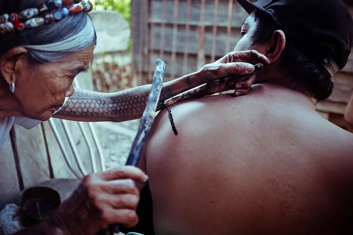 törzsi tetoválóművész, Apo Whang-Od, batok, tetoválás