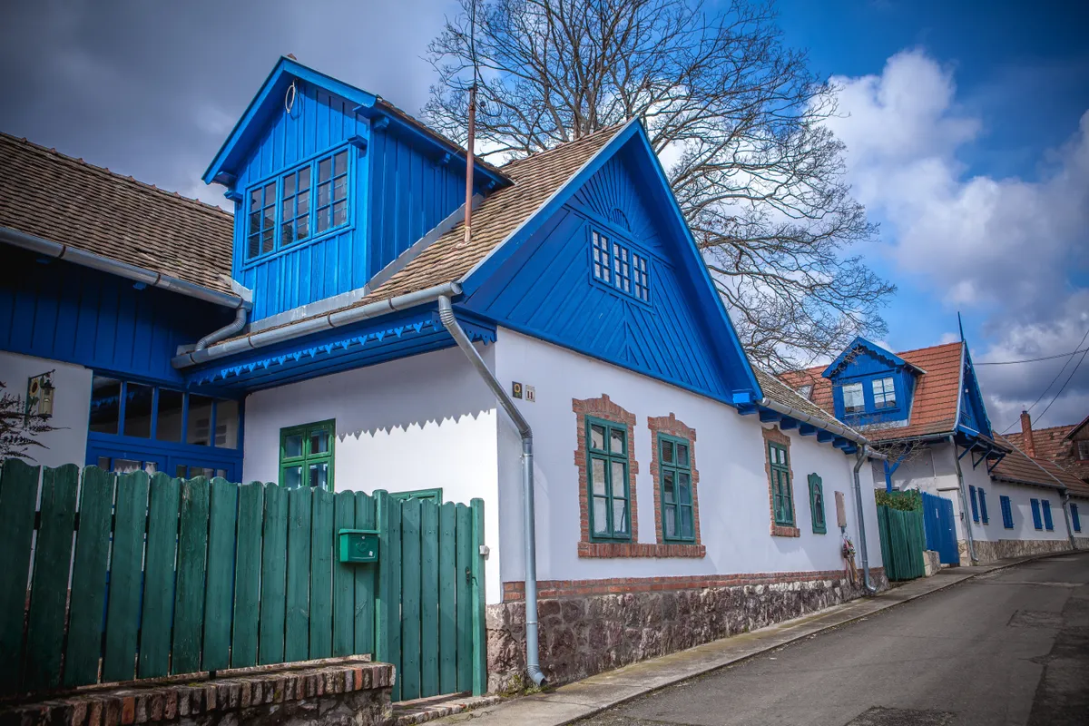 legbájosabb falvak, Zebegény, kék-fehér házikó