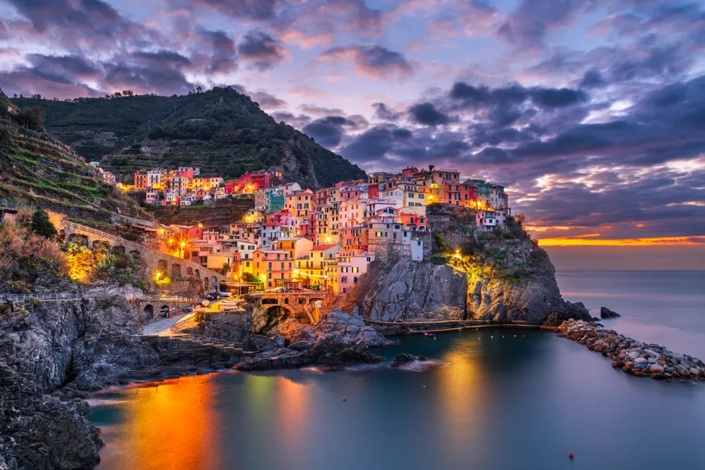 Manarola, a Cinque Terre egy másik gyöngyszeme festői sziklafalairól és élénk, pasztellszínű házairól ismert. Ez a falu a fotósok és a természet szerelmeseinek menedéke. 