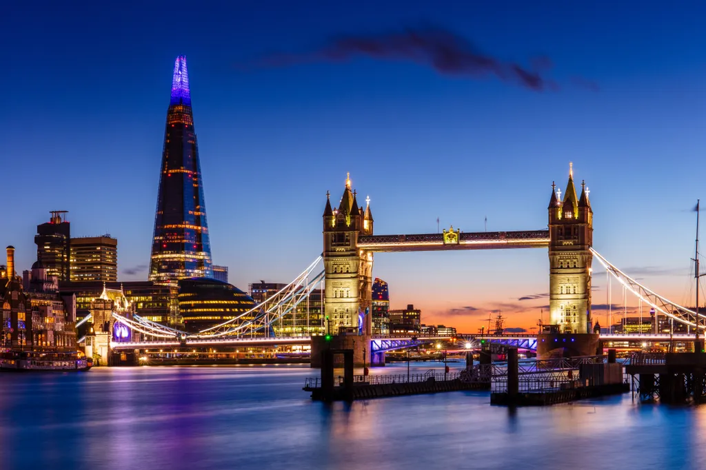 London legmagasabb épülete, a The Shard, 310 méteres magasságával és különleges, üvegtüskét megjelenítő formájával tűnik ki a Temze partján.