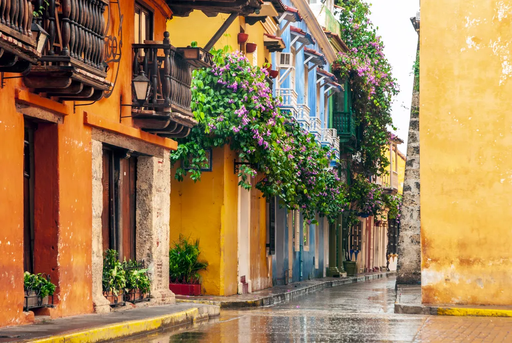 Kolumbia gyöngyszeme, Cartagena, színes gyarmati épületeivel, virágoktól burjánzó erkélyeivel és karibi hangulatával a múlt és a jelen vibráló találkozópontja. 