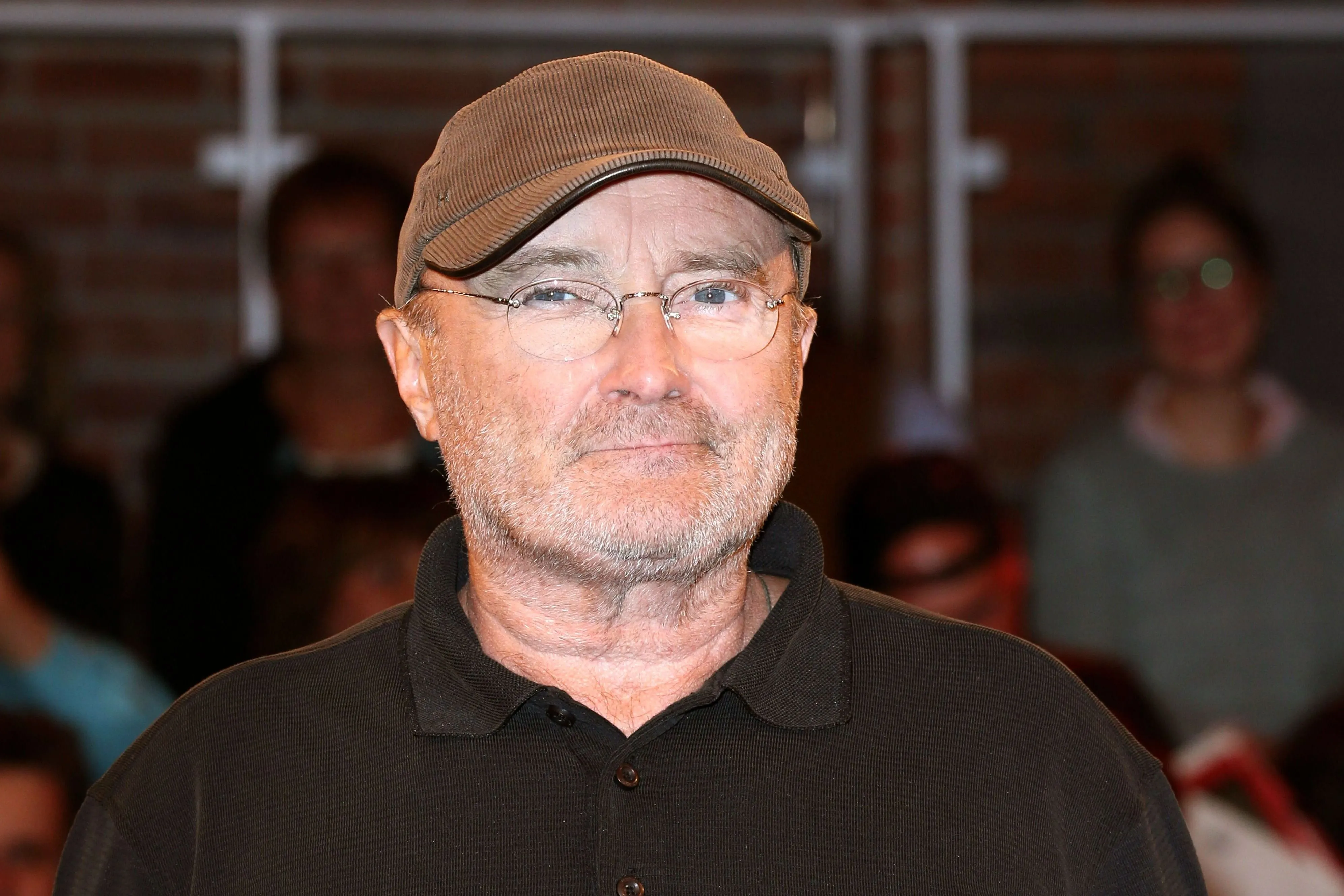 Phil Collins menedzsmentje cáfolta a pletykákat: „Semmiképp sincs a halálán”