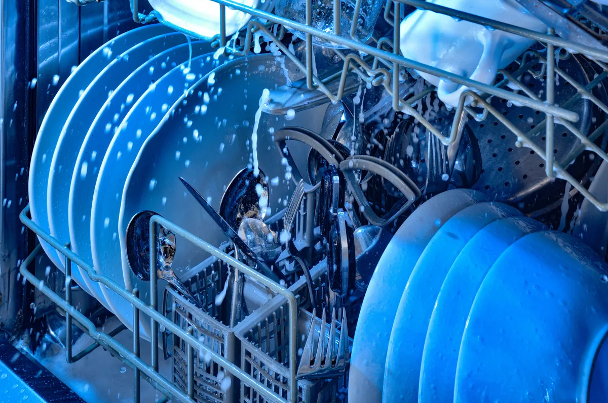 mosogatógép, evőeszközök, tányérok, poharak