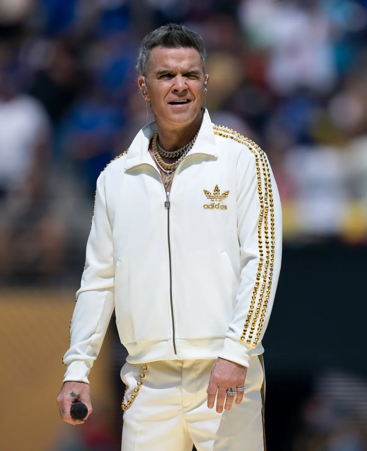 Robbie Williams a németországi koncertje közben vallott édesanyja egészségügyi állapotáról