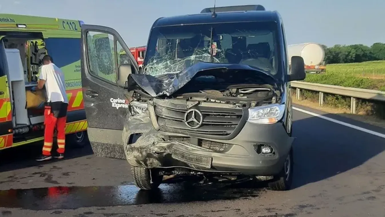 Halál az M3-ason: román kisbusz balesetezett magyar rendszámú autóval