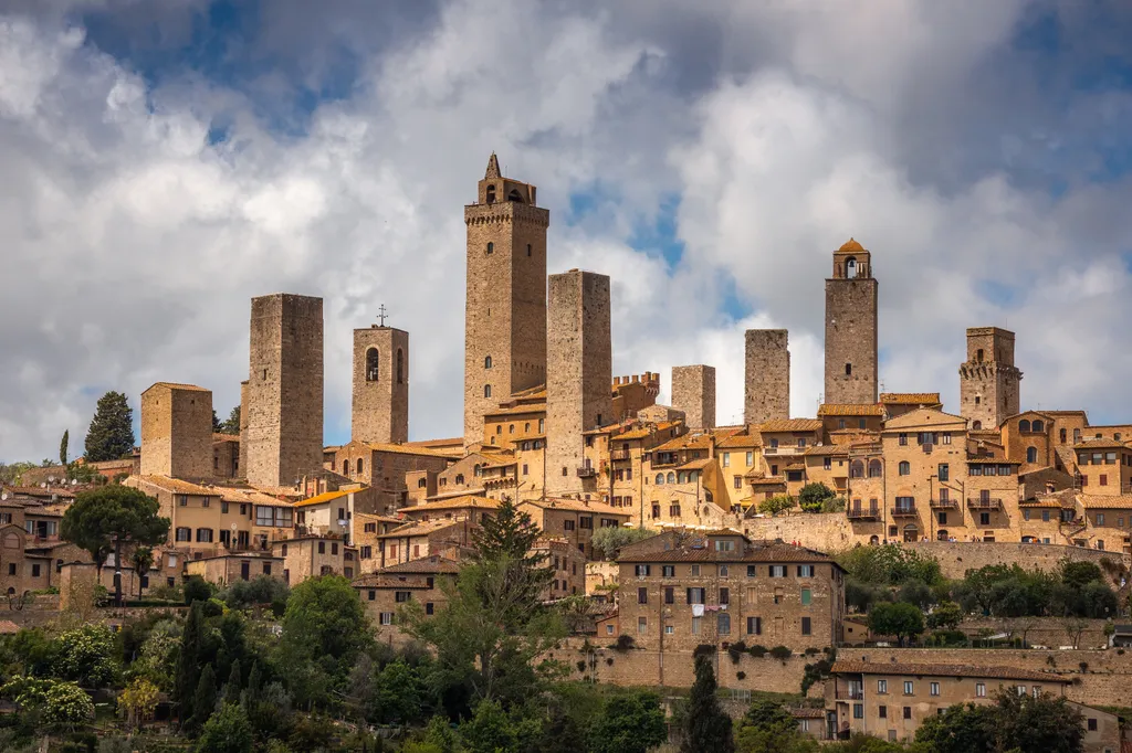 A Toszkánában található, és az UNESCO Világörökség részeként ismert San Gimignano középkori építészetéről és 14 toronyház által uralt látképéről híres. 