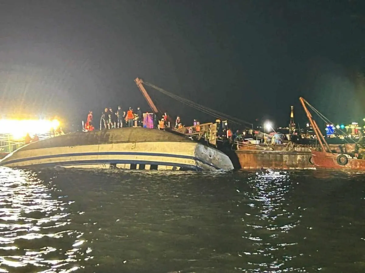 18 dead, many missing after Vietnamese tourist boat capsizes