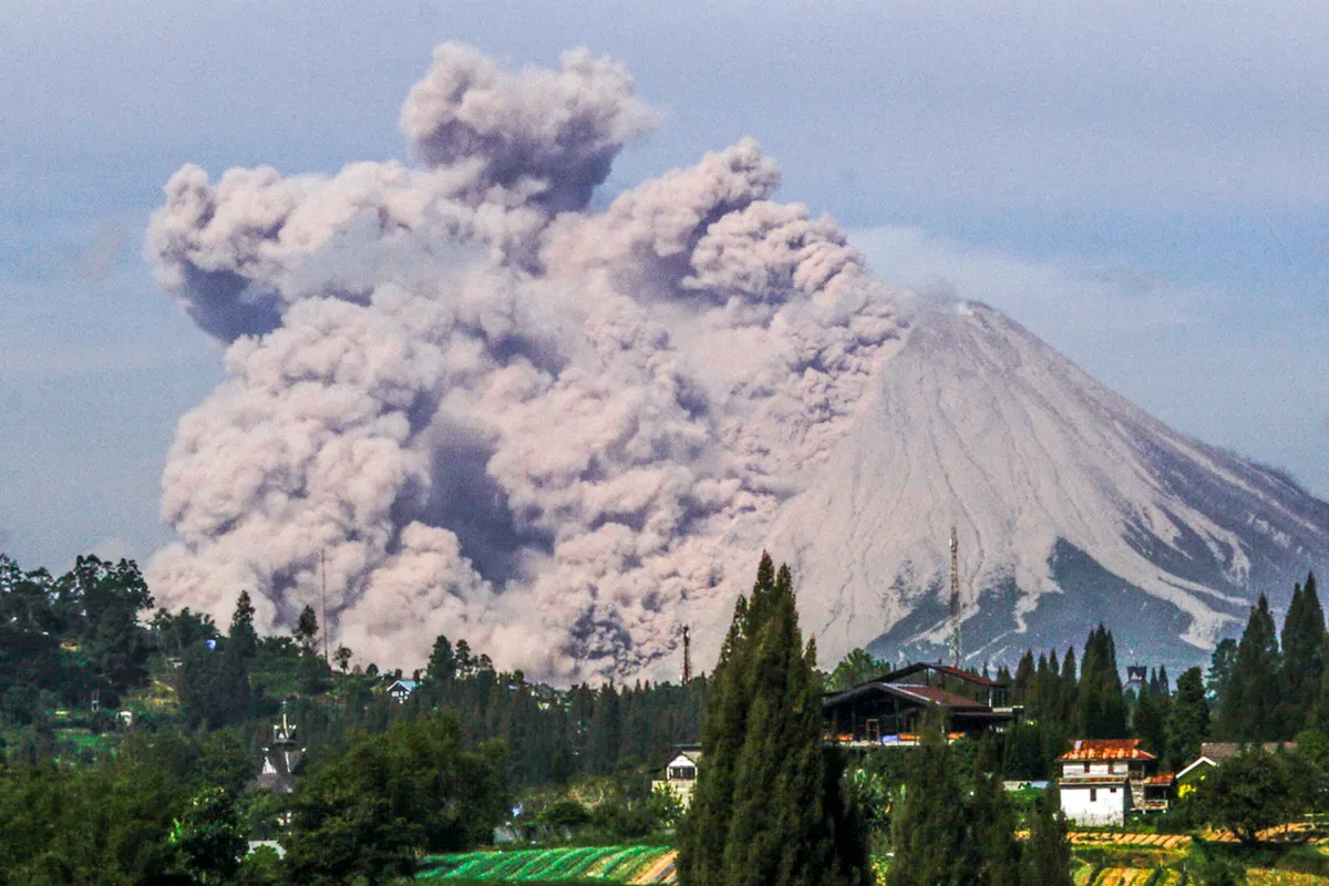 Sinabung-hegy, vulkán, veszélyes, láva, füst
