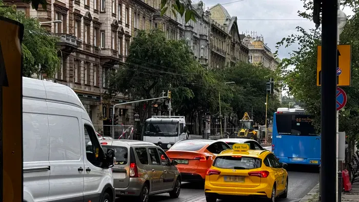 Rohant a mentő: Brutális tömegkarambol Budapesten