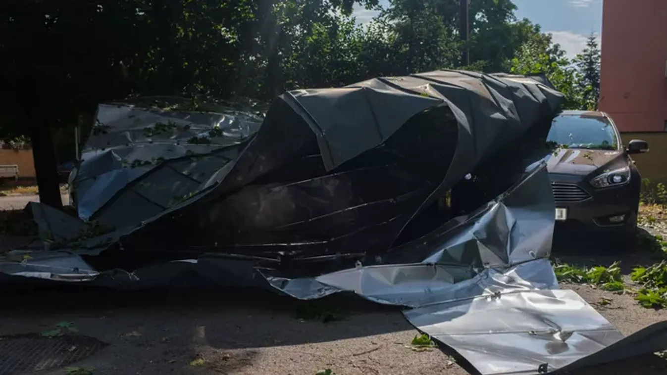 Hatalmas pusztítást okozott a vihar, szó szerint letépte a Szegedi Tudományegyetem tetejét - Videó!